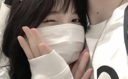 一個男孩子喜歡摸一個女孩子的頭