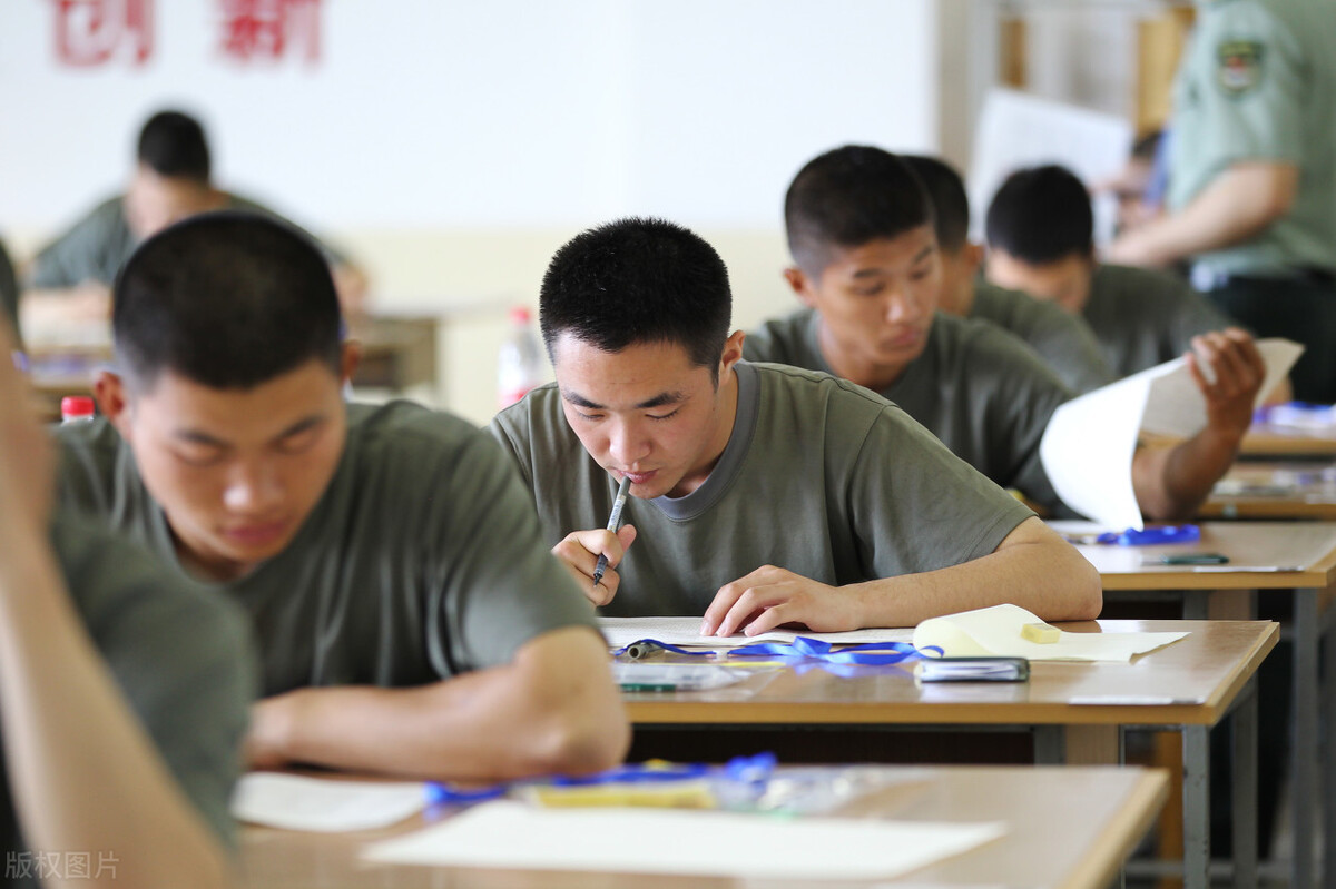 考軍校就一輩子在部隊嗎(考部隊文職到底好不好)-圖1