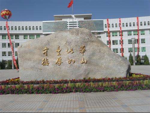 新疆華山中學(xué)的升學(xué)率如何？有哪些特色活動？-圖1