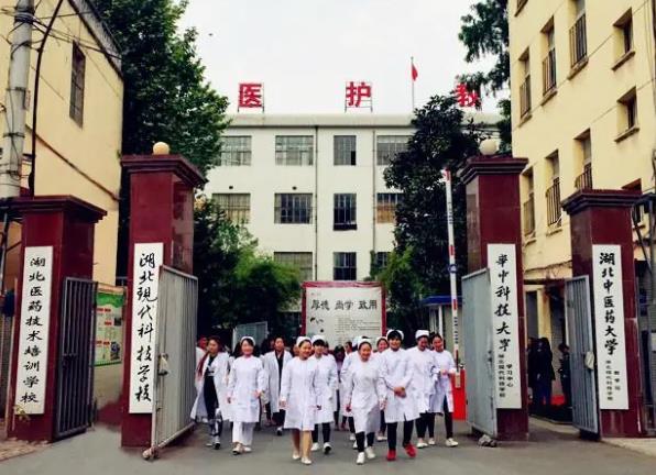 湖北現代科技學校護理專業怎么報名？